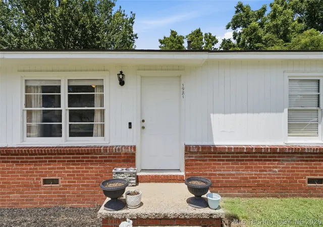 Photo 2 of Single family home for sale at 1921 W 49th Street, Tulsa, OK 74107 | MLS# 2625913 | Listing updated on 2026-09-07