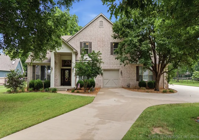 Photo 2 of Sale Pending at 13215 S 118th Eastavenue, Broken Arrow, OK 74011 | MLS# 2625949 | Listing updated on 2026-09-21