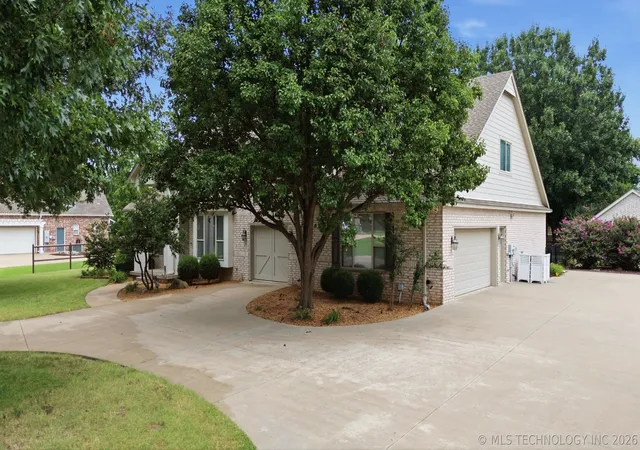 Photo 3 of Sale Pending at 13215 S 118th Eastavenue, Broken Arrow, OK 74011 | MLS# 2625949 | Listing updated on 2026-09-21