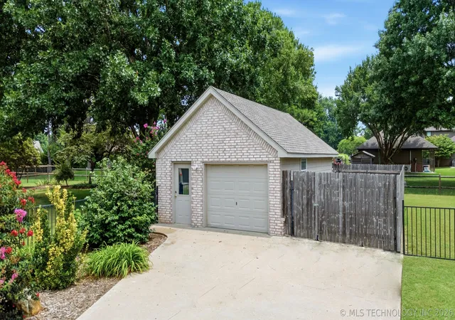Photo 3 of Sale Pending at 13215 S 118th Eastavenue, Broken Arrow, OK 74011 | MLS# 2625949 | Listing updated on 2026-09-21