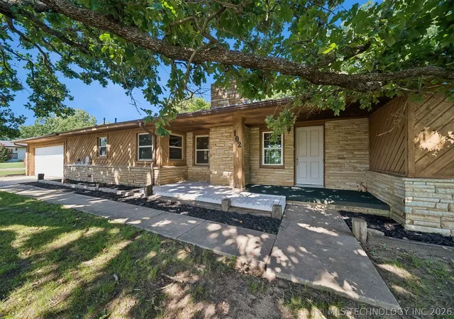 Photo 1 of Single family home for sale at 102 S Country Clb Rd, Ada, OK 74820 | MLS# 2626083 | Listing updated on 2026-09-22