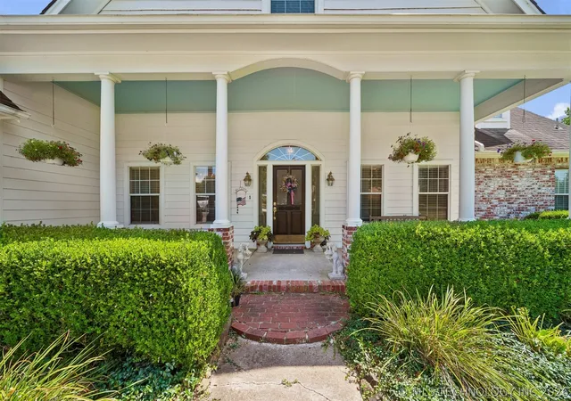 Photo 3 of Single family home for sale at 1406 Ne Oakridge Dr, Claremore, OK 74017 | MLS# 2625901 | Listing updated on 2026-09-07
