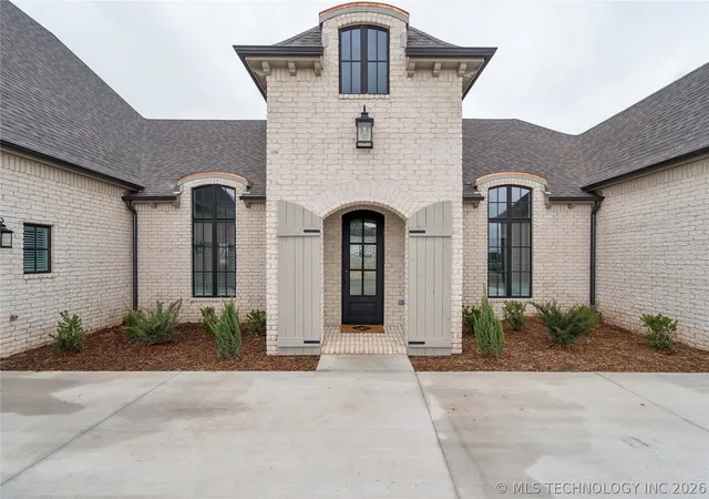 Photo 2 of Sale Pending at 8622 S Timber Wolf Dr, Broken Arrow, OK 74014 | MLS# 2626341 | Listing updated on 2026-08-31