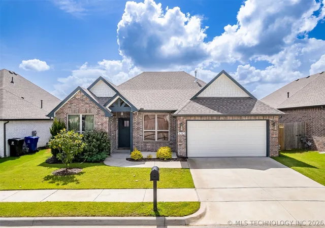 Photo 1 of Sale Pending at 1212 N Dogwood Ave W, Broken Arrow, OK 74012 | MLS# 2626281 | Listing updated on 2026-09-22