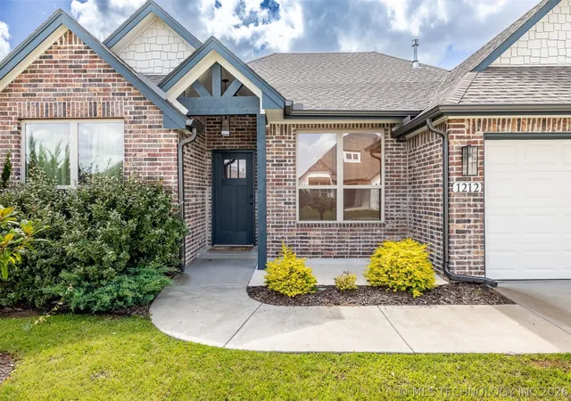 Photo 2 of Sale Pending at 1212 N Dogwood Ave W, Broken Arrow, OK 74012 | MLS# 2626281 | Listing updated on 2026-09-22