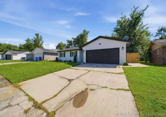 Photo 3 of Single family home for sale at 1656 S Redbud Pl, Broken Arrow, OK 74012 | MLS# 2626254 | Listing updated on 2026-09-07