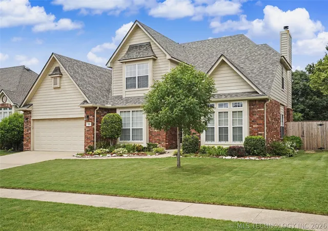 Photo 2 of Sale Pending at 320 N Willow Ave, Broken Arrow, OK 74012 | MLS# 2626248 | Listing updated on 2026-09-11