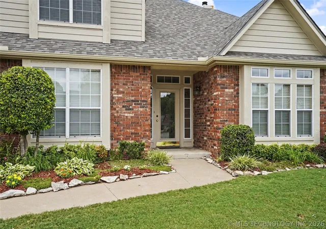 Photo 3 of Sale Pending at 320 N Willow Ave, Broken Arrow, OK 74012 | MLS# 2626248 | Listing updated on 2026-09-11