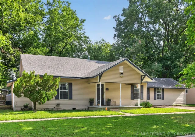 Photo 3 of Sale Pending at 319 W Bryan Ave, Sapulpa, OK 74066 | MLS# 2626468 | Listing updated on 2026-10-06
