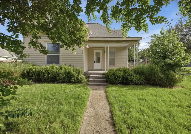 Photo 2 of Sale Pending at 422 S Bristow Ave, Coweta, OK 74429 | MLS# 2626725 | Listing updated on 2026-09-08