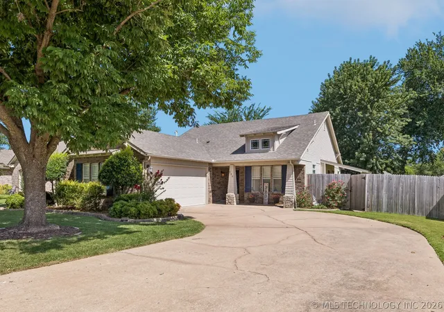 Photo 2 of Single family home for sale at 220 W Charleston St, Broken Arrow, OK 74011 | MLS# 2626814 | Listing updated on 2026-10-21