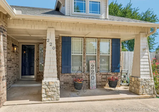 Photo 3 of Single family home for sale at 220 W Charleston St, Broken Arrow, OK 74011 | MLS# 2626814 | Listing updated on 2026-10-21