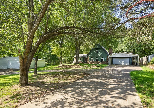 Photo 2 of Single family home for sale at 33960 Eagle Cir, Wagoner, OK 74467 | MLS# 2626825 | Listing updated on 2026-09-13