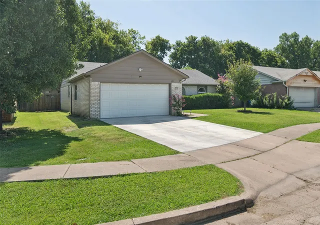 Photo 2 of Sale Pending at 2509 S 104th Eastavenue, Tulsa, OK 74129 | MLS# 2626605 | Listing updated on 2026-09-11