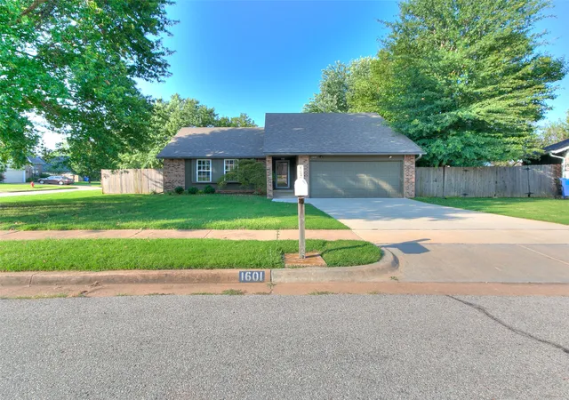 Photo 1 of Sale Pending at 1601 W Roanoke St N, Broken Arrow, OK 74011 | MLS# 2627203 | Listing updated on 2026-10-02