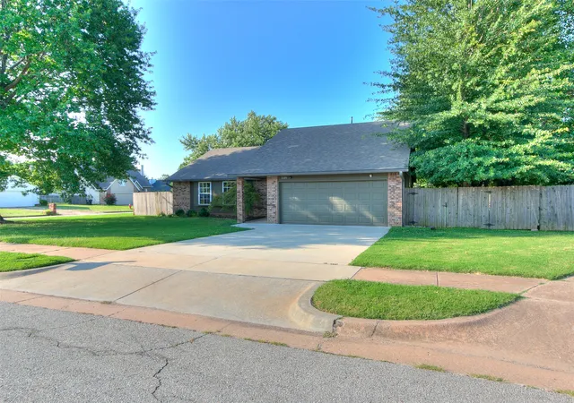 Photo 2 of Sale Pending at 1601 W Roanoke St N, Broken Arrow, OK 74011 | MLS# 2627203 | Listing updated on 2026-10-02