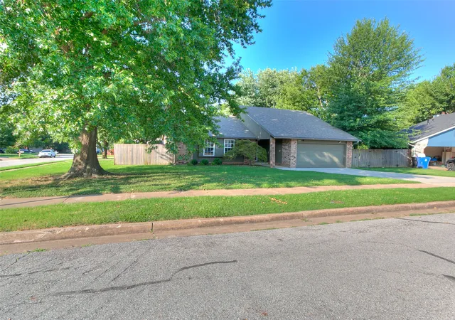 Photo 3 of Sale Pending at 1601 W Roanoke St N, Broken Arrow, OK 74011 | MLS# 2627203 | Listing updated on 2026-10-02