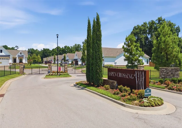 Photo 3 of Single family home for sale at 1934 W Imperial St, Broken Arrow, OK 74011 | MLS# 2627185 | Listing updated on 2026-09-06