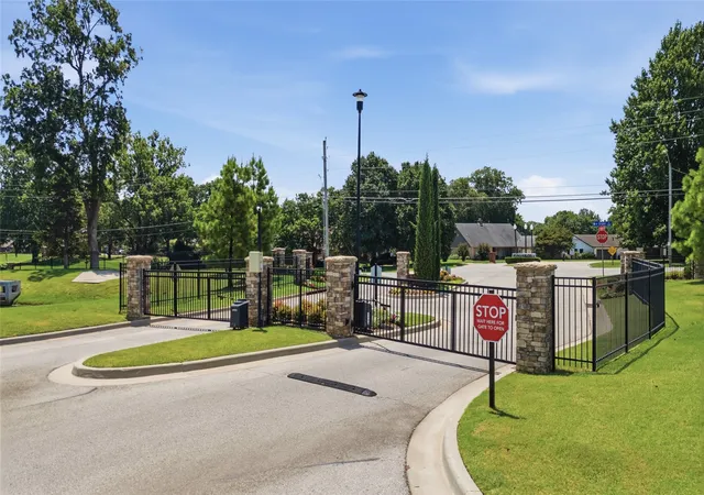 Photo 4 of Single family home for sale at 1934 W Imperial St, Broken Arrow, OK 74011 | MLS# 2627185 | Listing updated on 2026-10-06