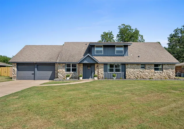 Photo 2 of Sale Pending at 1032 Grandview, Bartlesville, OK 74006 | MLS# 2627206 | Listing updated on 2026-09-14