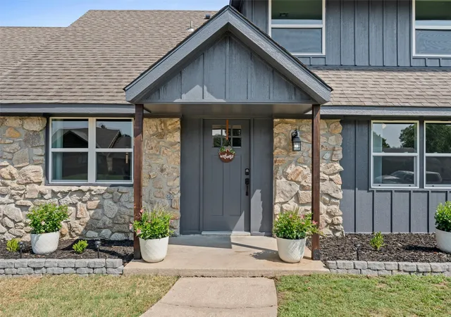 Photo 3 of Sale Pending at 1032 Grandview, Bartlesville, OK 74006 | MLS# 2627206 | Listing updated on 2026-09-14