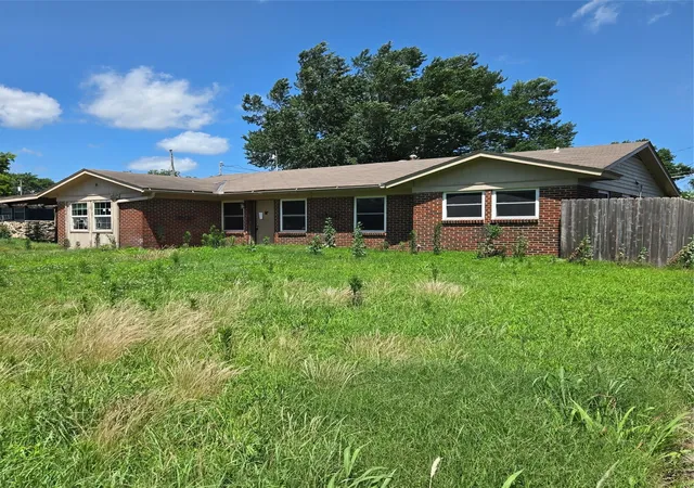 Photo 1 of Single family home for sale at 425 Nw Oak Park Rd, Bartlesville, OK 74003 | MLS# 2627396 | Listing updated on 2026-09-09