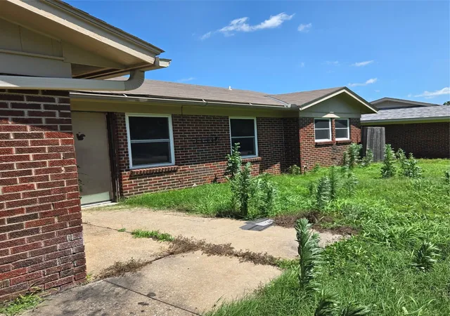Photo 2 of Single family home for sale at 425 NW Oak Park Rd, Bartlesville, OK 74003 | MLS# 2627396 | Listing updated on 2026-09-09