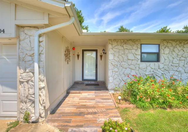 Photo 3 of Single family home for sale at 2404 E Fort Worth St, Broken Arrow, OK 74014 | MLS# 2627430 | Listing updated on 2026-10-06