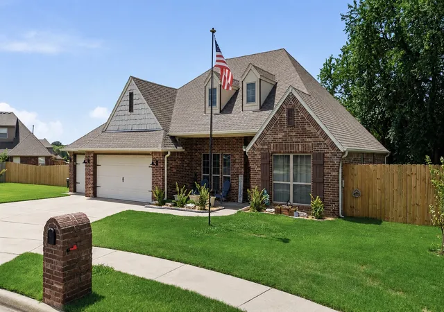 Photo 3 of Sale Pending at 7008 N 122nd E Eastcourt, Owasso, OK 74055 | MLS# 2627550 | Listing updated on 2026-08-29