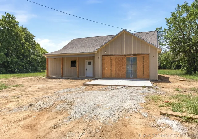 Photo 2 of Sale Pending at 1106 E Wallace St, Okmulgee, OK 74447 | MLS# 2627646 | Listing updated on 2026-09-23