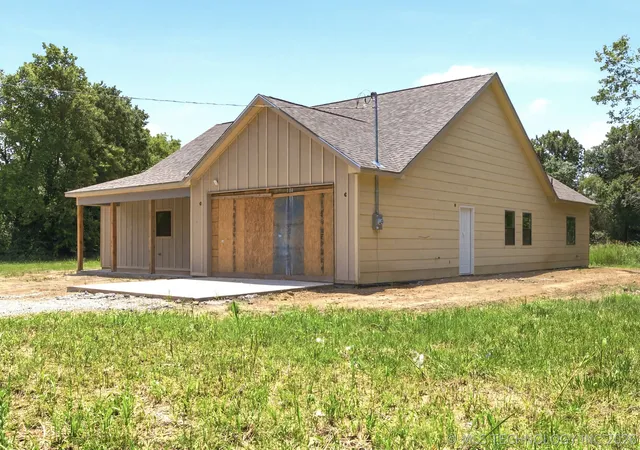 Photo 3 of Sale Pending at 1106 E Wallace St, Okmulgee, OK 74447 | MLS# 2627646 | Listing updated on 2026-09-23