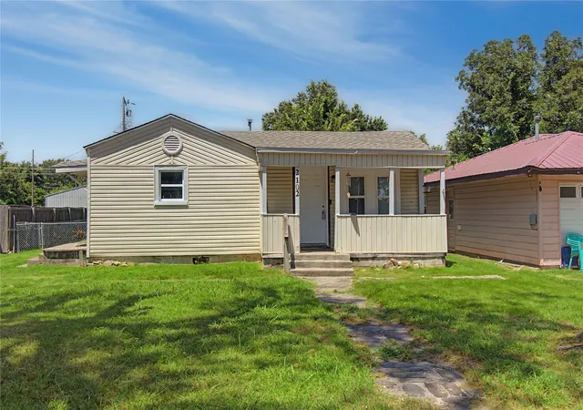 Photo 1 of Single family home for sale at 2102 Jefferson St, Muskogee, OK 74403 | MLS# 2627686 | Listing updated on 2026-09-01