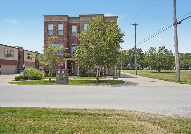 Photo 2 of Townhouse for sale at 116 S Birch Ave, Broken Arrow, OK 74012 | MLS# 2628013 | Listing updated on 2026-09-05