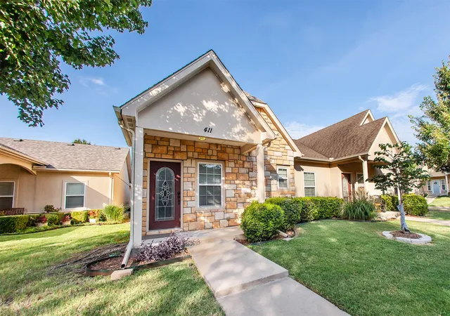 Photo 2 of Sale Pending at 411 S Desert Palm Pl, Broken Arrow, OK 74012 | MLS# 2627878 | Listing updated on 2026-09-10
