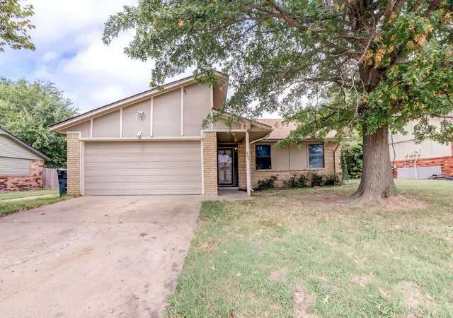 Photo 2 of Single family home for sale at 200 W Delmar St, Broken Arrow, OK 74012 | MLS# 2627779 | Listing updated on 2026-09-10