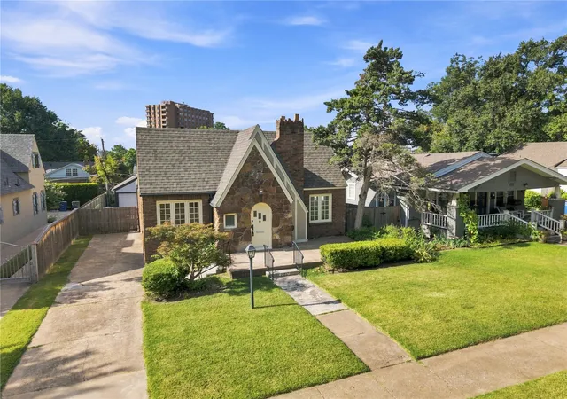 Photo 3 of Sale Pending at 2124 E 19th Street, Tulsa, OK 74104 | MLS# 2628213 | Listing updated on 2026-09-25