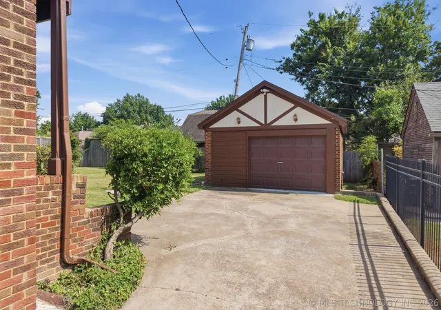 Listing Photo 4 - Condo for sale in building located at 2724 E 14th St, Tulsa, OK 74104