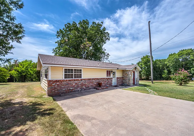 Photo 2 of Single family home for sale at 2025 Chilcoat, Sulphur, OK 73086 | MLS# 2628125 | Listing updated on 2026-10-03
