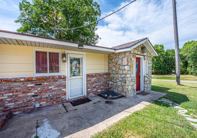 Photo 3 of Single family home for sale at 2025 Chilcoat, Sulphur, OK 73086 | MLS# 2628125 | Listing updated on 2026-10-03
