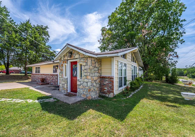 Photo 4 of Single family home for sale at 2025 Chilcoat, Sulphur, OK 73086 | MLS# 2628125 | Listing updated on 2026-10-03