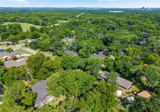 Photo 4 of Single family home for sale at 2210 Skyline Dr, Bartlesville, OK 74006 | MLS# 2628488 | Listing updated on 2026-10-05