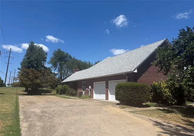 Photo 2 of Sale Pending at 1628 N Country Clb, Muskogee, OK 74403 | MLS# 2628503 | Listing updated on 2026-09-04