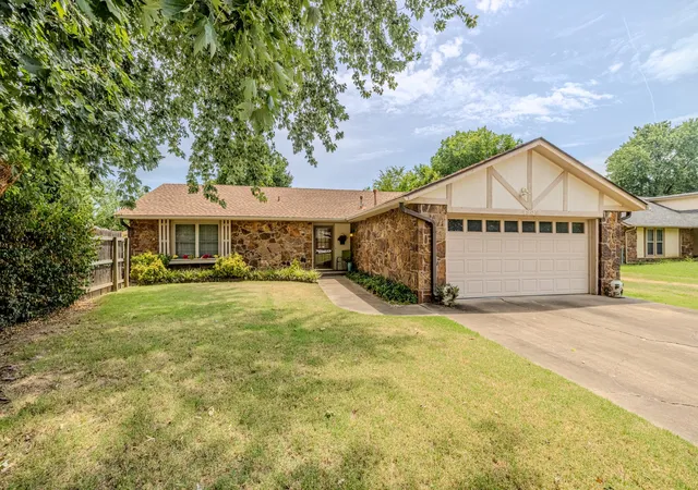 Photo 1 of Sale Pending at 1808 N Chambers Pl, Claremore, OK 74017 | MLS# 2628553 | Listing updated on 2026-09-09