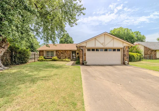 Photo 2 of Sale Pending at 1808 N Chambers Pl, Claremore, OK 74017 | MLS# 2628553 | Listing updated on 2026-09-09