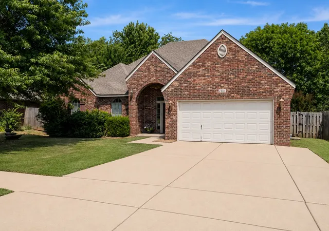 Photo 3 of Single family home for sale at 2404 S 10th Street, Broken Arrow, OK 74012 | MLS# 2628428 | Listing updated on 2026-09-06