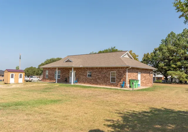 Photo 3 of Single family home for sale at 4 W Hillcrest Way, Okemah, OK 74859 | MLS# 2628369 | Listing updated on 2026-09-10