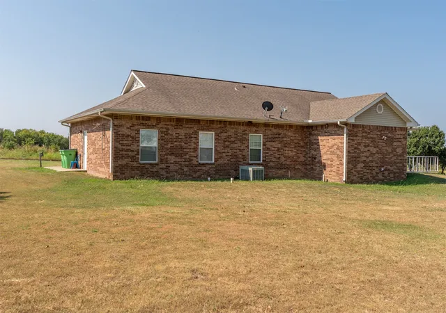 Photo 4 of Single family home for sale at 4 W Hillcrest Way, Okemah, OK 74859 | MLS# 2628369 | Listing updated on 2026-09-10