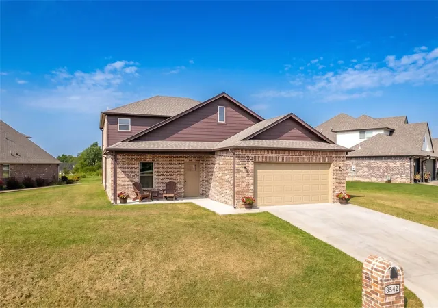 Photo 1 of Single family home for sale at 8542 Spring Crk Ln, Claremore, OK 74019 | MLS# 2628784 | Listing updated on 2026-09-08