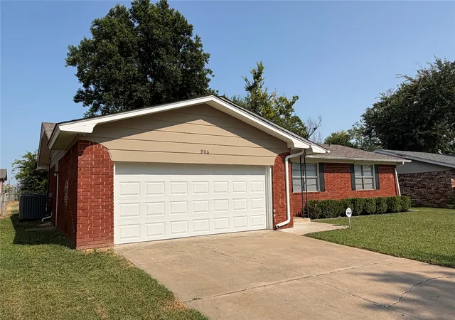 Photo 1 of Sale Pending at 906 S Choctaw Pl, Claremore, OK 74017 | MLS# 2628200 | Listing updated on 2026-09-15