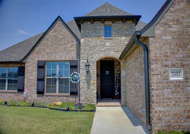 Photo 3 of Sale Pending at 21413 E 113th Street S, Broken Arrow, OK 74014 | MLS# 2628980 | Listing updated on 2026-10-02